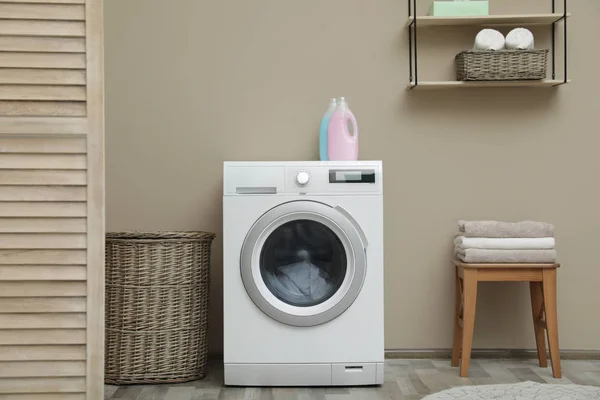 Lavadora con toalla sucia en el lavadero —  Fotos de Stock
