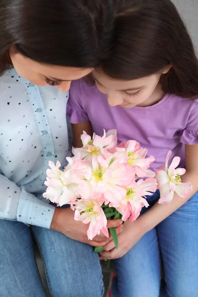 Hijita felicitando a su madre, por encima de la vista. Feliz Día de la Madre — Foto de Stock