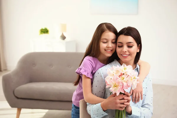 Hijita felicitando a su madre en casa, espacio para el texto. Feliz Día de la Madre — Foto de Stock