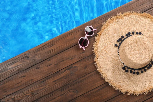 Flache Liegekomposition mit Strandzubehör auf Holzsteg am Wasser, Platz für Text — Stockfoto