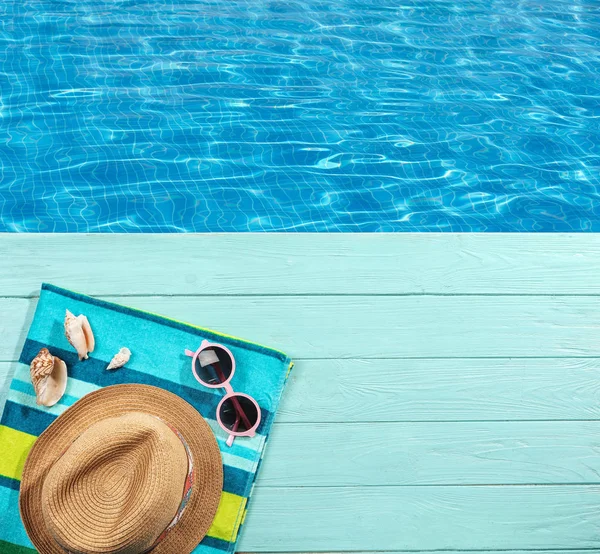 Flache Liegekomposition mit Strandzubehör auf Holzsteg am Wasser, Platz für Text — Stockfoto