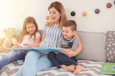 Evde çocukları ile anne okuma kitabı