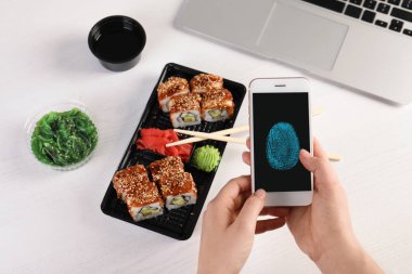 Masada parmak izi sensörü ile cep telefonu tutan kadın, çekim
