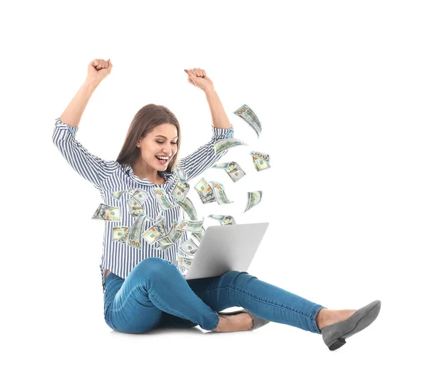 Χαρούμενη γυναίκα με φορητό υπολογιστή γιορτάζει τη νίκη και πετάει αμερικανικά δολάρια σε λευκό φόντο — Φωτογραφία Αρχείου