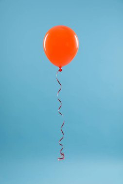 Renkli arka planda parlak balon. Kutlama zamanı
