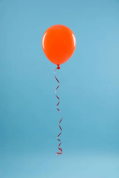 Palloncino luminoso su sfondo a colori. Tempo di celebrazione — Foto Stock