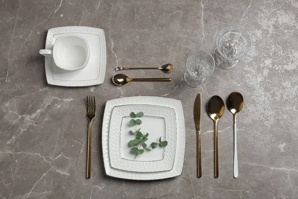 Elegante tavolo elegante su sfondo di marmo, vista dall'alto — Foto Stock