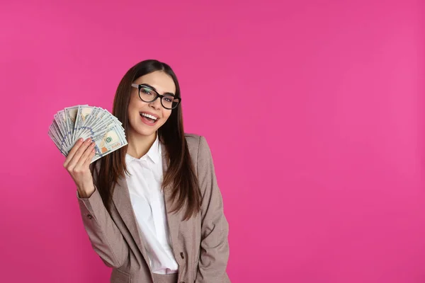 Geschäftsfrau mit Geld auf farbigem Hintergrund. Raum für Text — Stockfoto