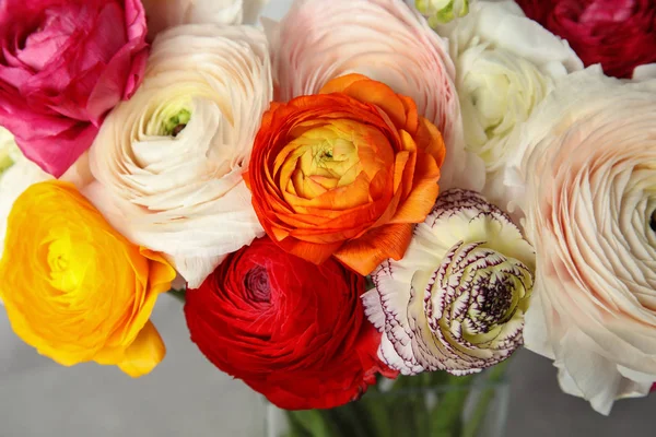 Прекрасні весняні квіти ранункулюса у вазі на розмитому фоні, крупним планом — стокове фото