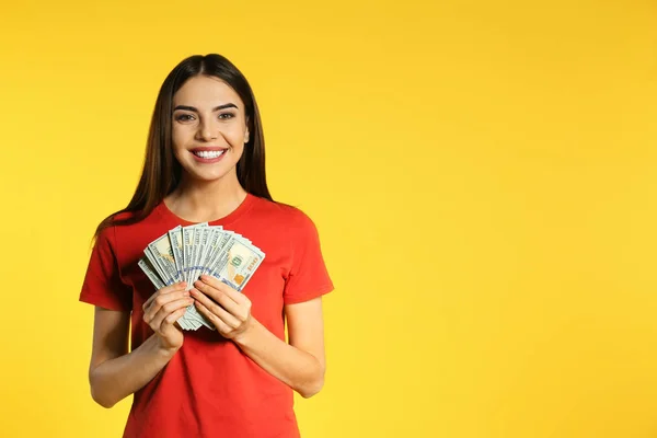 Junge Frau mit Geld auf farbigem Hintergrund. Raum für Text — Stockfoto