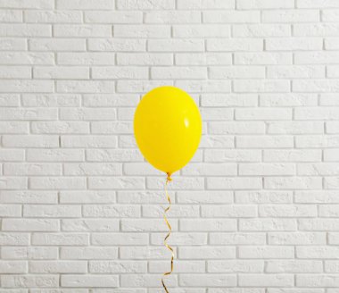Tuğla duvara yakın parlak balon. Kutlama zamanı