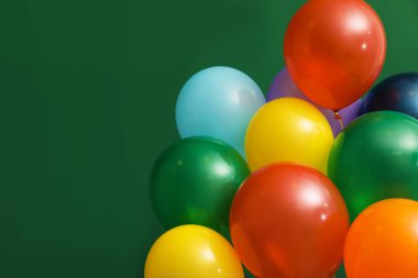 Renk arka planda parlak balonlar demet, metin için alan. Kutlama zamanı