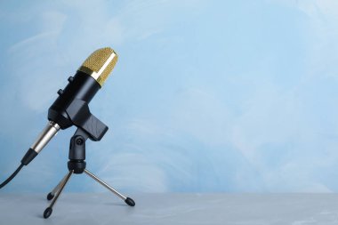 Tablo renkli arka plan üzerinde mikrofon. Metin için yer