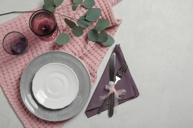 Aydınlık arka planda şık şık masa ayarı, üst görünüm. Metin alanı