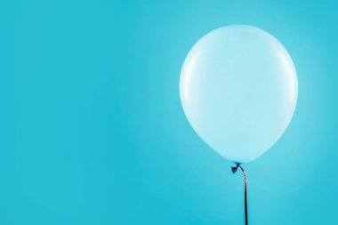 Renk arka planda parlak balon, metin için alan. Kutlama zamanı