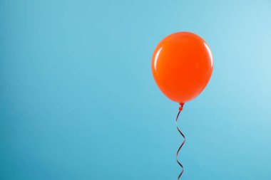 Renk arka planda parlak balon, metin için alan. Kutlama zamanı