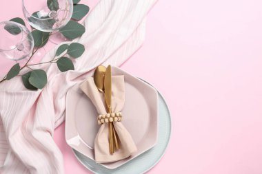 Renkli arka planda şık şık masa ayarı, üst görünüm. Metin alanı