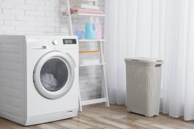 Çamaşır odası iç tuğla duvar yakın modern çamaşır makinesi