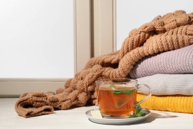 Bardak taze çay pencere kapalı, metin için alan. Kış içeceği