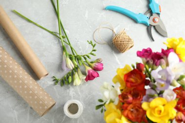 Düz masa üzerinde Freesia çiçekler ile kompozisyon yatıyordu