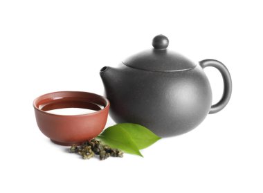 Teapot Cup of Tie Guan Yin Oolong yakın ve beyaz arka planda yaprakları