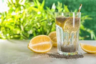 Chia tohumları ve limon masada bir bardak su. Metin alanı