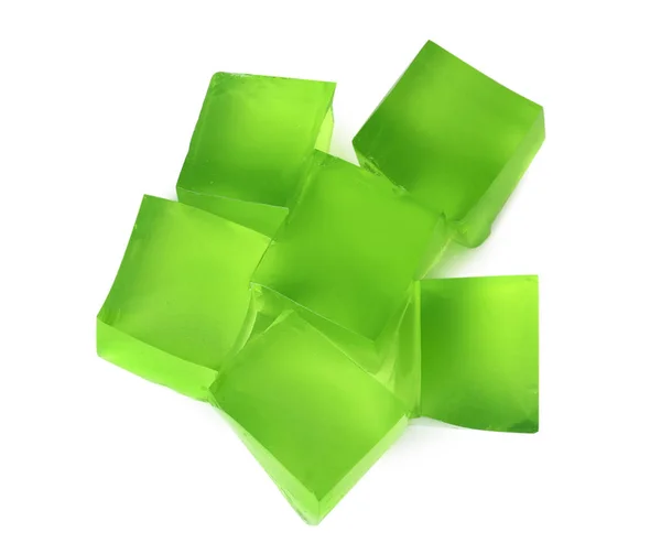 Tas de cubes de gelée verte sur fond blanc, vue de dessus — Photo