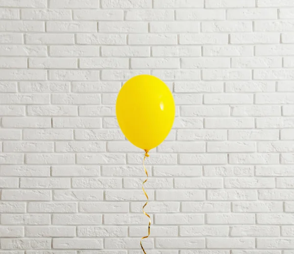 Balão brilhante perto da parede de tijolos. Tempo de celebração — Fotografia de Stock