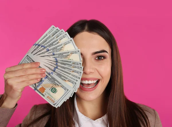 Junge Geschäftsfrau mit Geld auf farbigem Hintergrund — Stockfoto