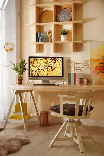 Comodo posto di lavoro con computer moderno a casa — Foto Stock