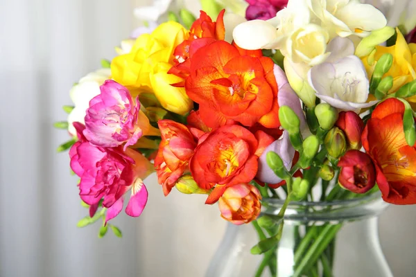 Красиві весняні квіти фрезії у вазі, крупним планом — стокове фото