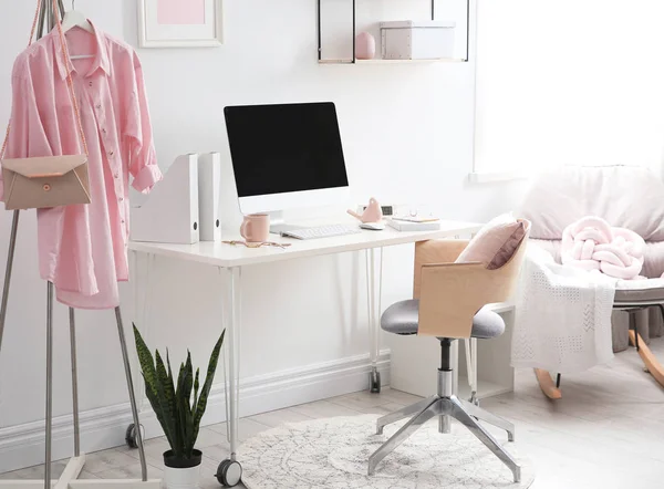 Lieu de travail confortable avec ordinateur sur le bureau à domicile — Photo