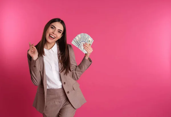 Επιχειρηματίας με χρήματα σε χρωματιστό φόντο. Χώρος για κείμενο — Φωτογραφία Αρχείου
