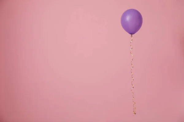 Balão brilhante sobre fundo de cor, espaço para texto. Tempo de celebração — Fotografia de Stock