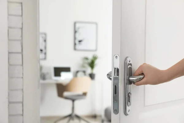 Femme ouvrant la porte à une chambre élégante, gros plan. Design d'intérieur — Photo