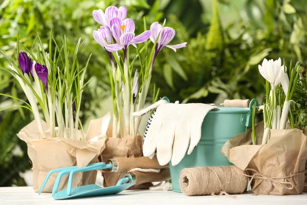 야외 테이블에서 개화 꽃과 원 예 장비 — 스톡 사진