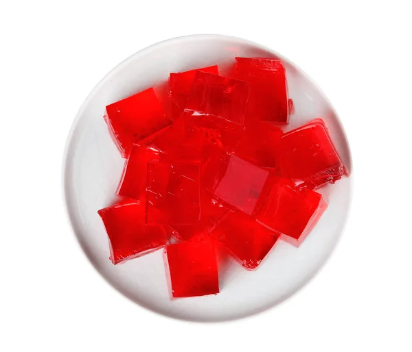 Placa con cubos de gelatina roja sobre fondo blanco, vista superior — Foto de Stock