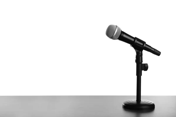 Microphone moderne sur table sur fond blanc. Espace pour le texte — Photo