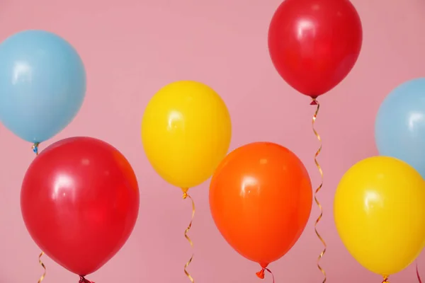 Globos brillantes sobre fondo de color. Tiempo de celebración — Foto de Stock