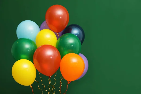 Bando de balões brilhantes sobre fundo de cor, espaço para texto. Tempo de celebração — Fotografia de Stock