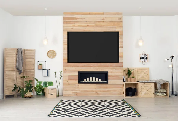 Salón interior con TV moderna en pared de madera — Foto de Stock