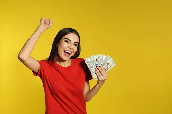 Mujer joven con dinero en el fondo de color. Espacio para texto — Foto de Stock