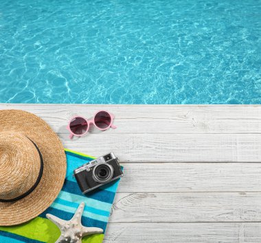 Düz su yakın ahşap iskele üzerinde plaj aksesuarları ile kompozisyon yatıyordu, metin için alan