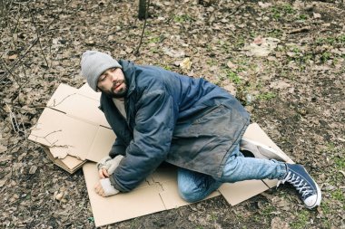 Şehir parkında yerde yatan zavallı evsiz adam