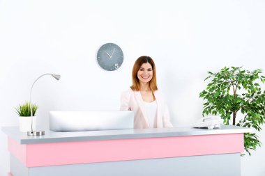 Güzellik Salonu Resepsiyon masasında çalışan güzel kadın