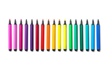 Beyaz arka planda birçok renkli işaretler, üst görünüm. Gökkuşağı paleti