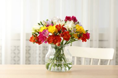 Oda masada bahar Freesia çiçekler Buket ile vazo