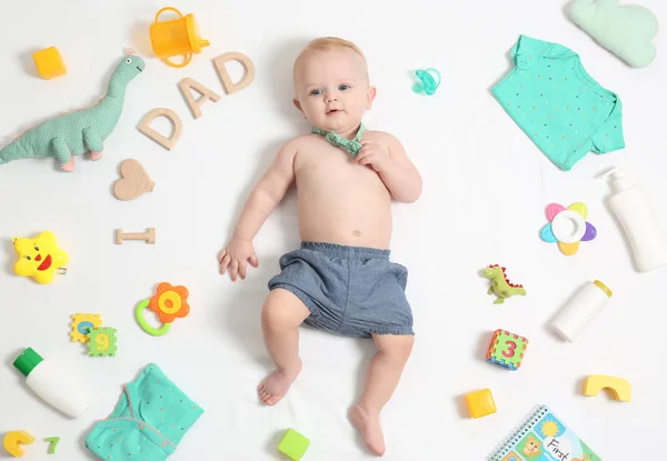 Niedliches kleines Baby mit Kleidung und Accessoires auf weißem Hintergrund, Ansicht von oben — Stockfoto