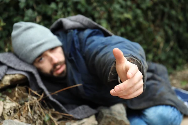 Pobre sem-teto homem com cobertor na rua na cidade — Fotografia de Stock