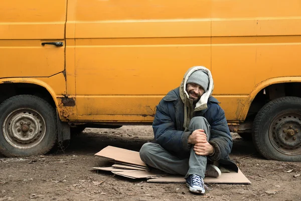 Stackars hemlösa man sitter nära Van Outdoors — Stockfoto